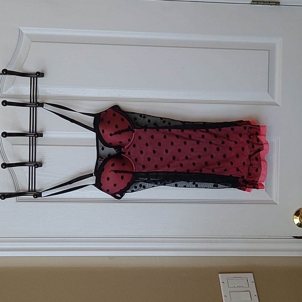 Back and pick polka dot chemise